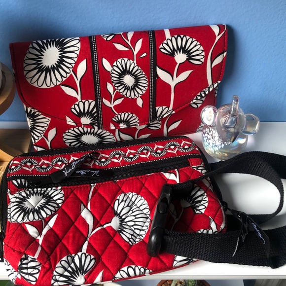 Vera Bradley Handbags - 👛Vera Bradley set Retired deco daisy pattern👛